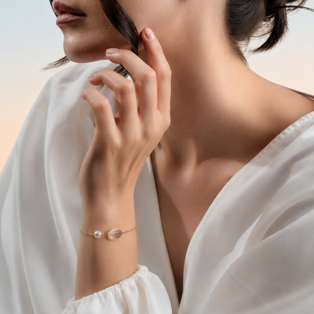 Pearl Bracelet in 18K Yellow Gold with gold oval