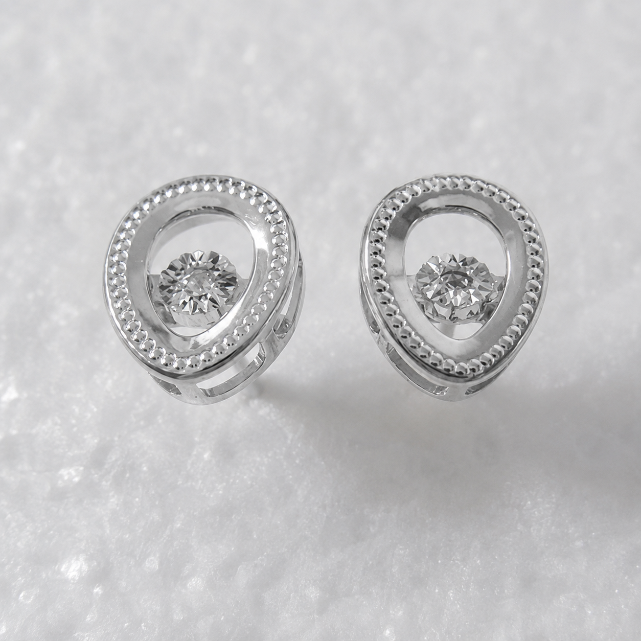 Delicate Oval Earring in 18K White Gold