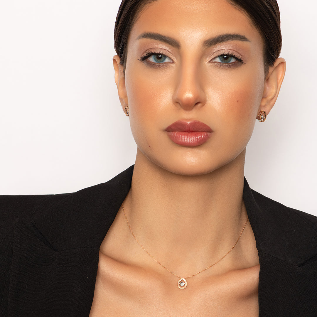 Delicate Oval Pendant with dancing Diamond and chain in 18K Rose Gold