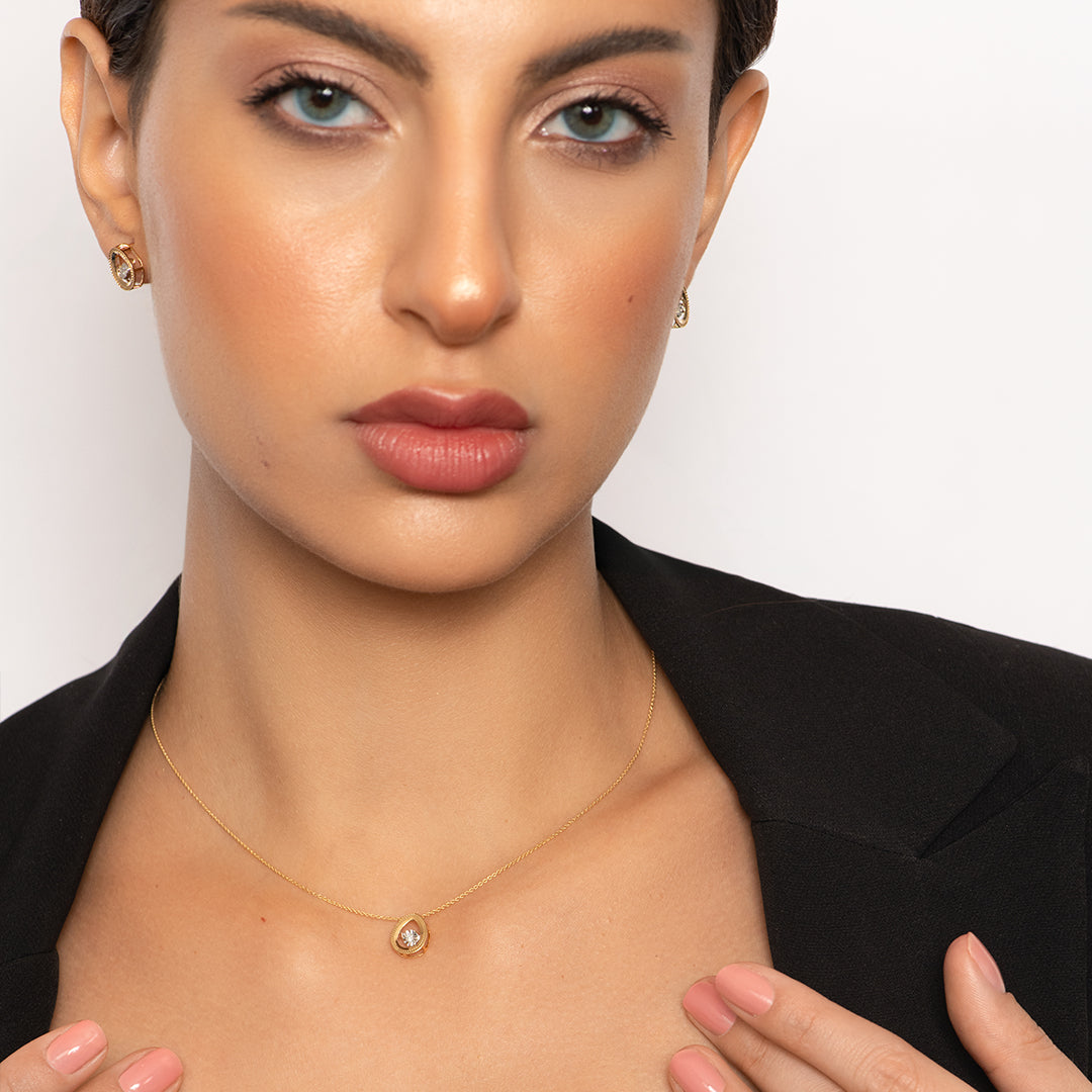 Delicate Oval Pendant with dancing Diamond and chain in 18K Yellow Gold