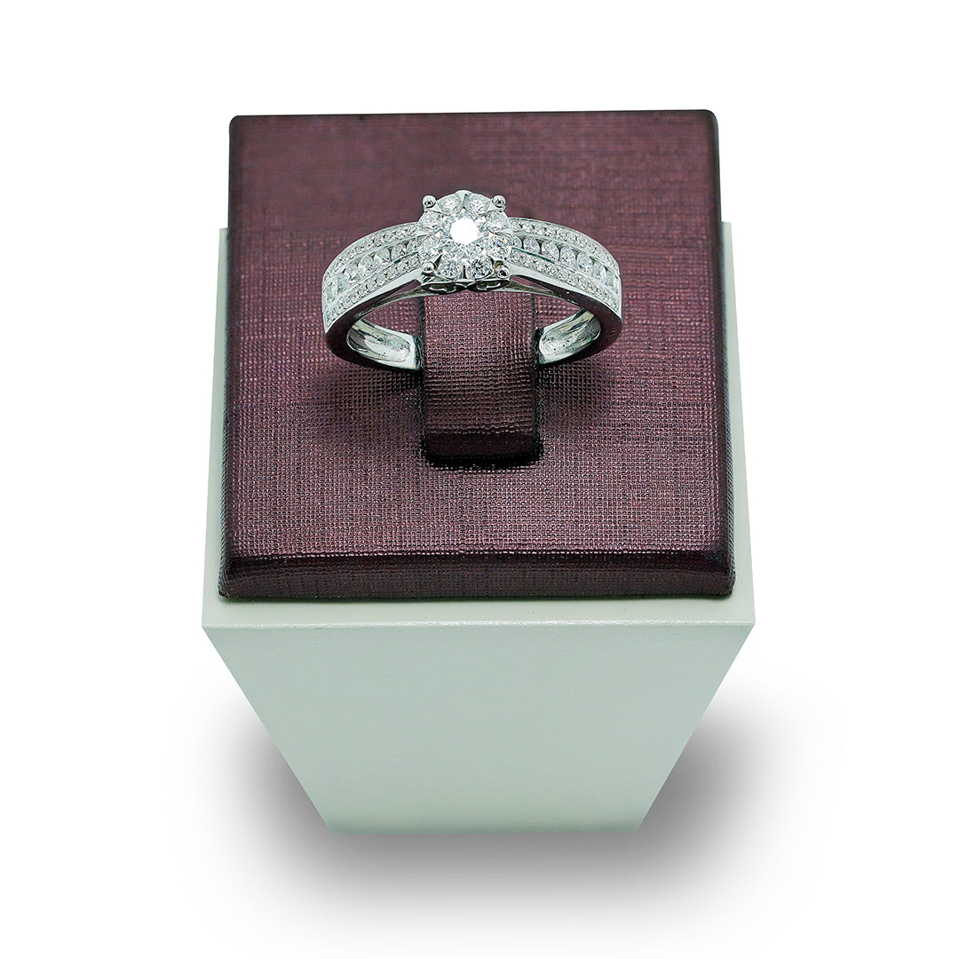 Engagement ring with diamond band in 18K white gold