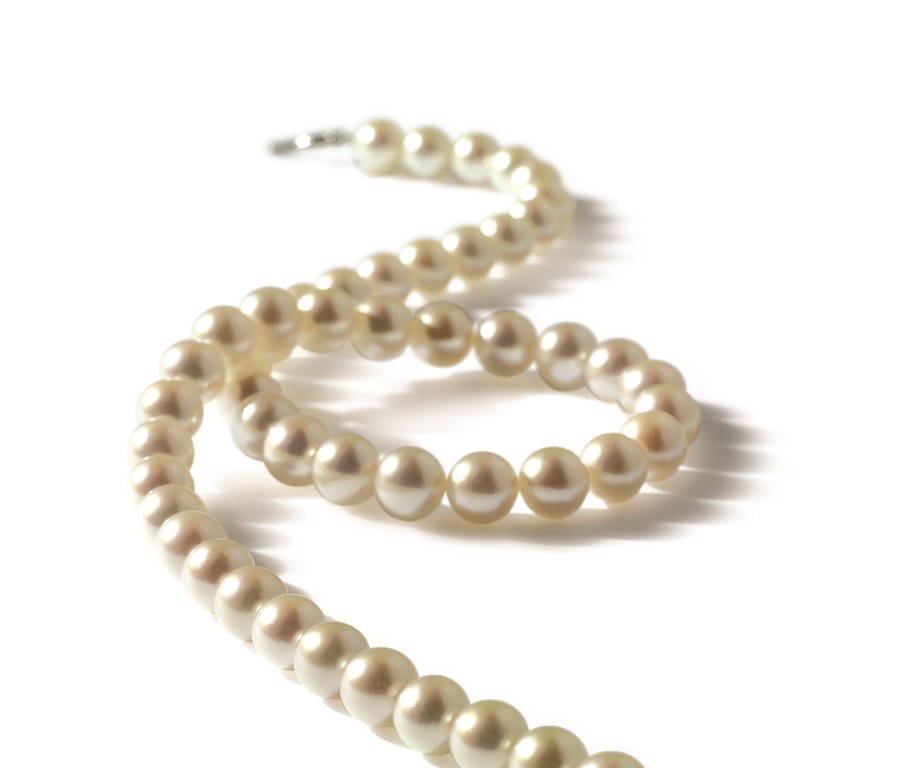 Timeless & Stunning 🦪 Adorned with 21 pearls on our Signature Rollo Chain  and handcrafted in 18k gold, our Baroque pearl necklace is a… | Instagram